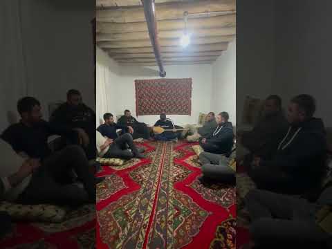 Kutuga Ramazan Pektaş dost meclisinde saza ayar veriyor maşallah