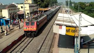 preview picture of video 'Dual WAP4•Token Exchange• Manoj Sinha Special Electric Train in Gaya-Kiul'