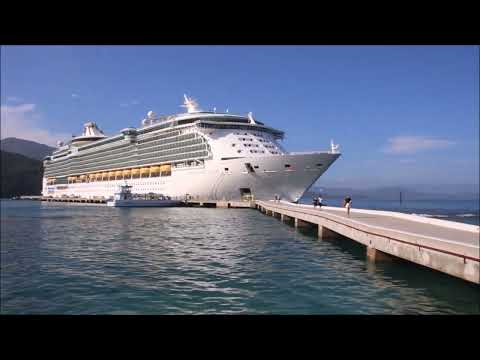 Гаити. На стоянке у причала полуострова Лабади круизный лайнер Independence of the Seas.