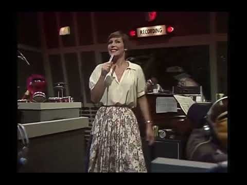 The Muppet Show - 313: Helen Reddy - “Blue” (1978)