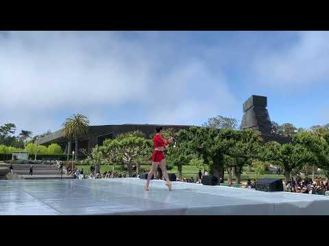 Carmen Opening Solo. Ερμηνεία: [[#Roberto Vega Ortiz [Ρομπέρτο Βέγκα Ορτίζ]#]]. Χορογραφία: [[#Alberto Alonso [Αλμπέρτο Αλόνσο]#]]. Μουσική: [[#Georges Bizet [Ζωρζ Μπιζέ]#]]. Dancing in the Park - Mark Foehringer Dance Project. Golden Gate Park in San Francisco, CA., 30 Απριλίου 2022.