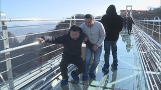 China inaugura el puente de cristal más largo del mundo, de 488 metros