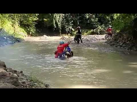 hampir tenggelam di sungai