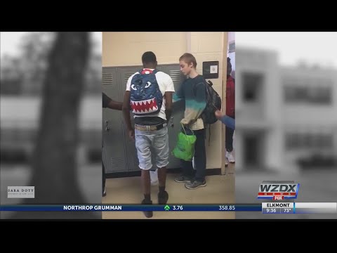 孟菲斯被欺負的男孩得到同學的幫助。 (Bullied boy in Memphis gets help from classmates)