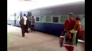 preview picture of video 'DDR-YPR-TEN Chalukya express arriving at Karur Junction'