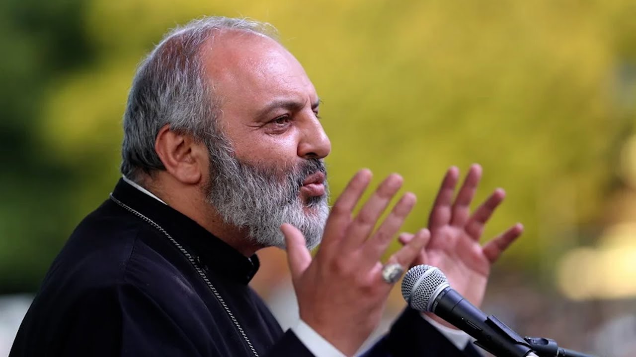 #Ուղիղ. Մեռելոցի առիթով եկել եմ իրենց դուռը. Սրբազանն ԱԺ-ում է