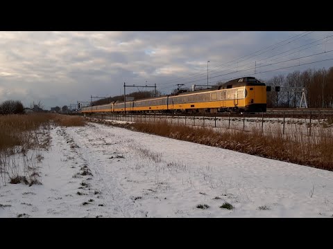 ICMm 4089+4244 als trein 1763 Den Haag-Enschede in de sneeuw bij Zoetermeer, 10-02-2021