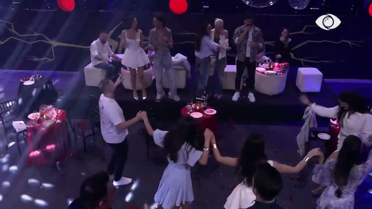 Jozi u nda nga ishi dhe…/ Rozana dhe Danja komentojnë banorët teksa kërcejnë valle