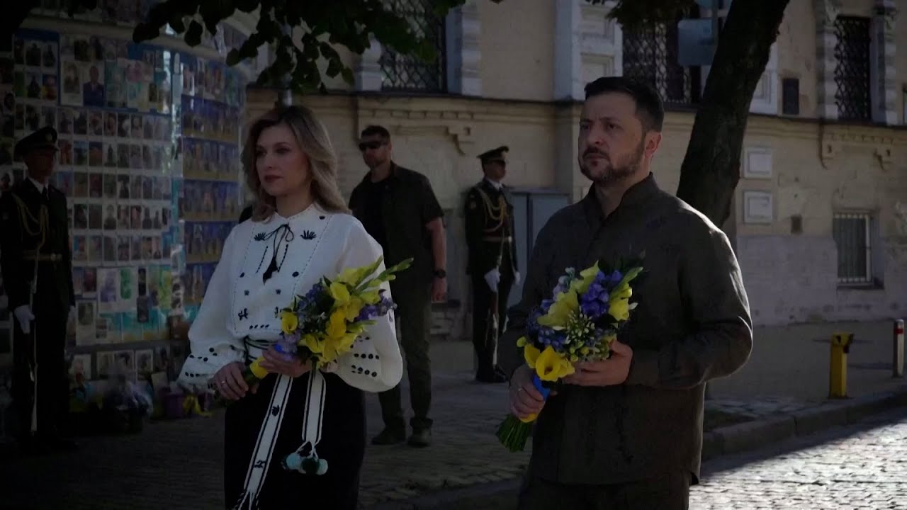 Zelenskyy pays tribute to fallen soldiers  | VOA News