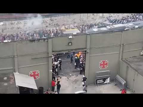 Ônibus do Vasco chegando em São Januário