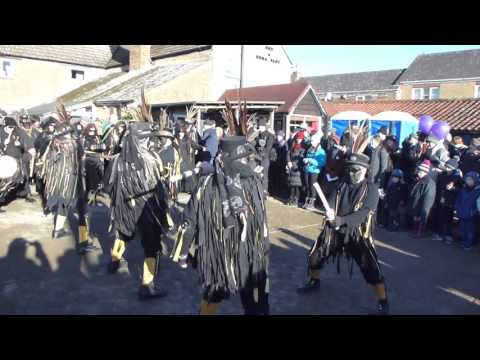 WITCHMEN BORDER MORRIS AT THE BOAT - Whittlesea Straw Bear Festival 2017