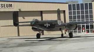 preview picture of video 'Palm Springs Air Museum Flight of the B25'