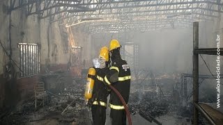 preview picture of video 'Incêndio destrói fábrica em Campanha, MG'