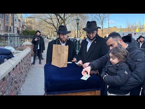 חלוקת דולרים לצדקה מהרבי שליט"א מלך המשיח יום ראשון ט"ו טבת ה'תשפ"ו 
