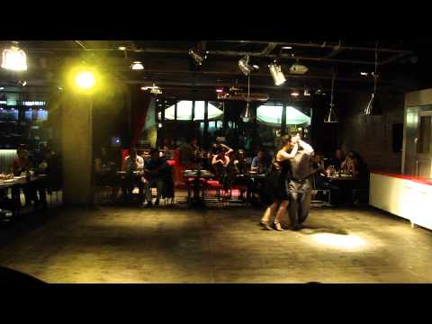 JOHN ZABALA Y ANGELA AVELLO BAILANDO YO ME LLAMO JUAN TE QUIERO