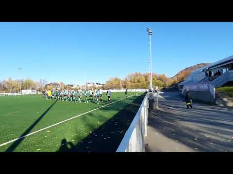 Finnsnes IL - Ishavsbyen FK 1-2 spillerne kommer inn på banen på Finnsnes Stadion 01.10.2022