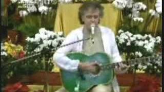 Donovan sings "Waves of bliss" & talks about Maharishi & God