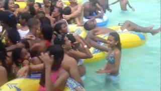 preview picture of video 'Paola  en la piscina'