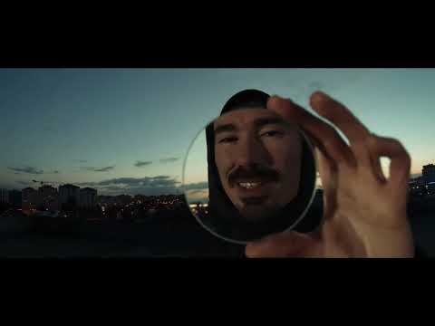 Benji Price sobre Estúpido, com a participação de 9 Miller