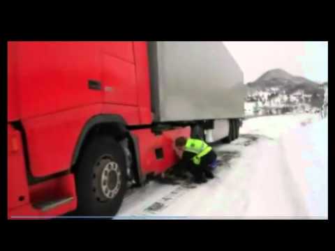 Kravas auto nokrīt no kraujas Norvēģijā