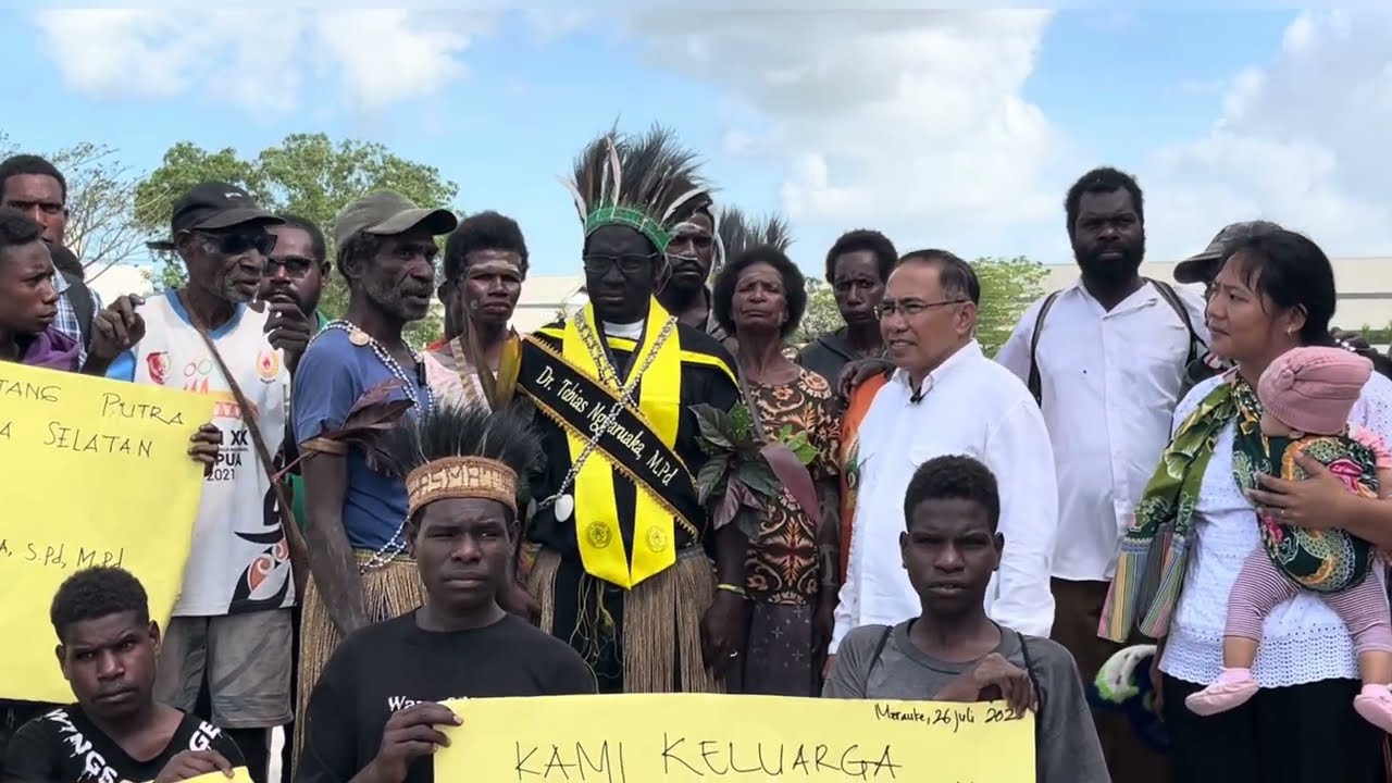 Moment Haru, Dr. Tobias Ngaruaka di Sambut Dengan Arak-Arakan Keliling Merauke