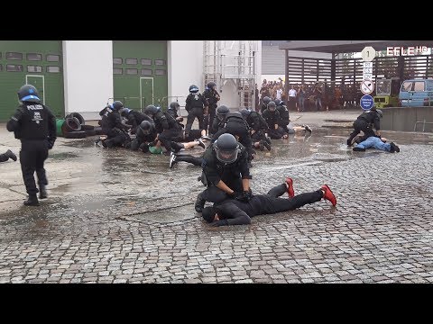[Nieder mit den Hooligans] Bereitschaftspolizei Leipzig zeigt Wasserwerfer, Sonderwagen und BFE