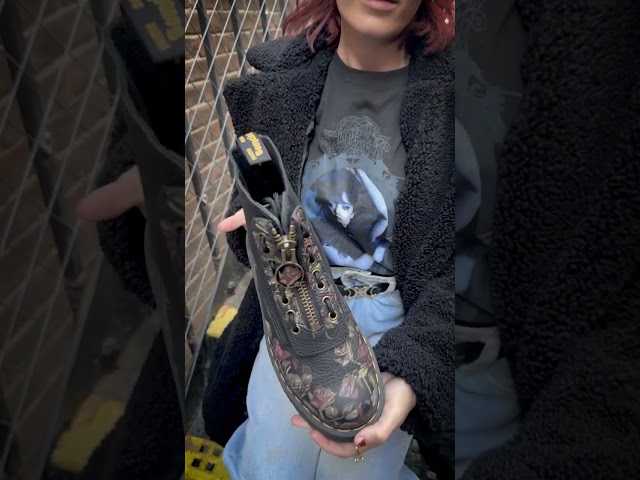 Vídeo relacionado con DR. MARTENS 1460 Decayed Roses Classic Tumbled Nappa boots