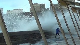 preview picture of video 'Images spectaculaires des grandes marées à Biarritz - février 2015'