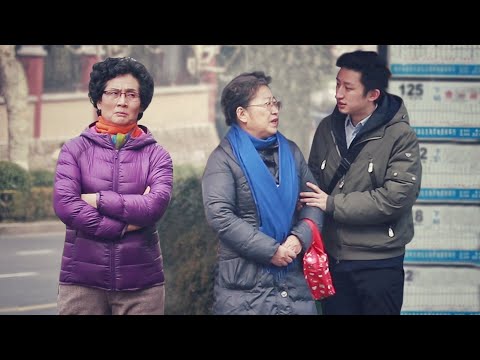 街頭向老人推銷虛假保健品，最後差點被人打！