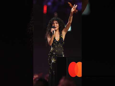 Video Thumbnail: Olivia Dean dedicates song to immigrant families during concert