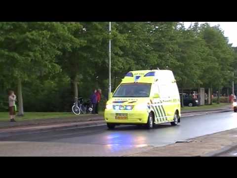 Ambulance 02-115 Buitenpost komt aan bij een loze A1 Birdaarderstraatweg in Dokkum
