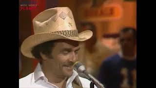 Merle Haggard and Leona Williams   The Bull and the Beaver   Hee Haw 1980