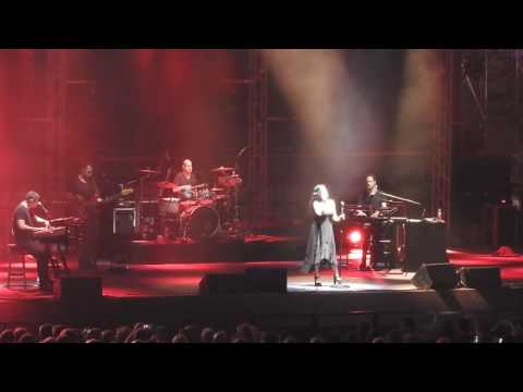 ריטה מארחת את הראל סקעת ביריד חוצות היוצר בירושלים . 2016.