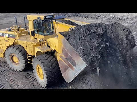 Caterpillar 990 Wheel Loader Loading Lorries With Three Passes - S.G.M Melidis