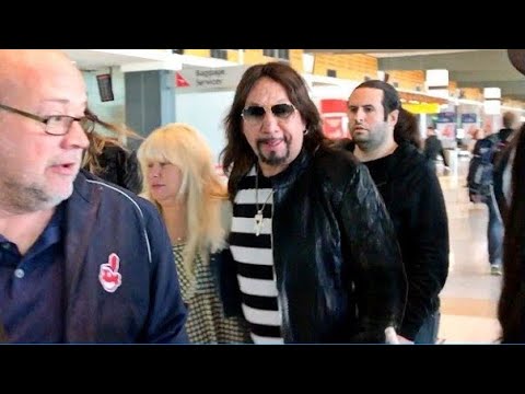 ACE FREHLEY ESCORTED BY POLICE THROUGH SYDNEY AIRPORT