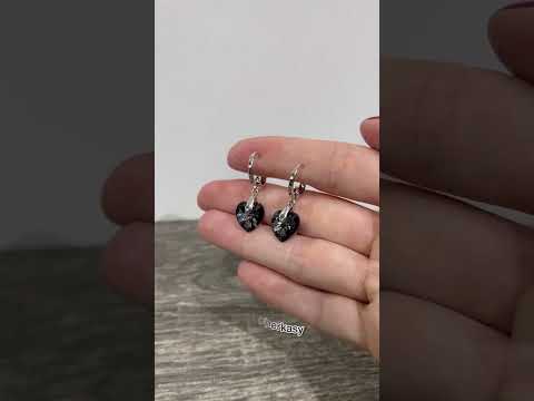 Подарок девушке серьги Сваровски "Сердечки чёрный алмаз" ювелирный сплав покрытие родий в коробочке - фото 1 - id-p1602297384