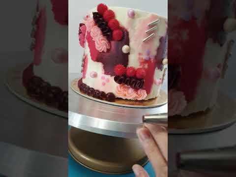 Finishing details for cake