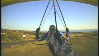 preview picture of video 'HANG GLIDER LANDING. Macher, Lanzarote'