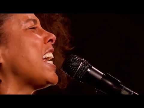 Alicia Keys voice crack during a performance!😳😭