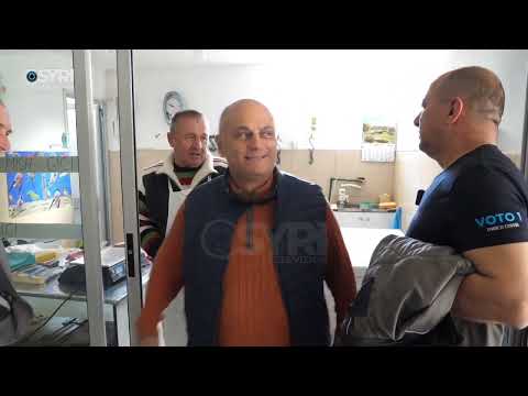 Zija Ismaili takime me tregtarët në Berat, premton ulje me 30% të taksave