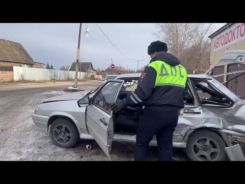"Четырка" столкнулась с бордюром, столбом и стоячей "Газелью"