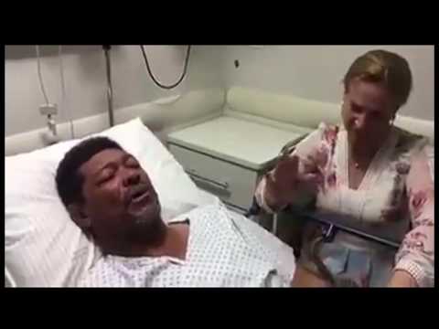 Pastor Valdemiro Santiago se recupera das facadas que levou no pescoço durante um culto