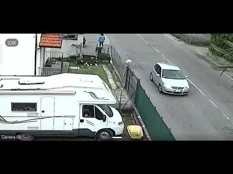 Auto perde il controllo e sfonda un cancello in via Vanetti a Varese