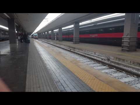 Arrivo del treno intercity 555 a Napoli C.le
