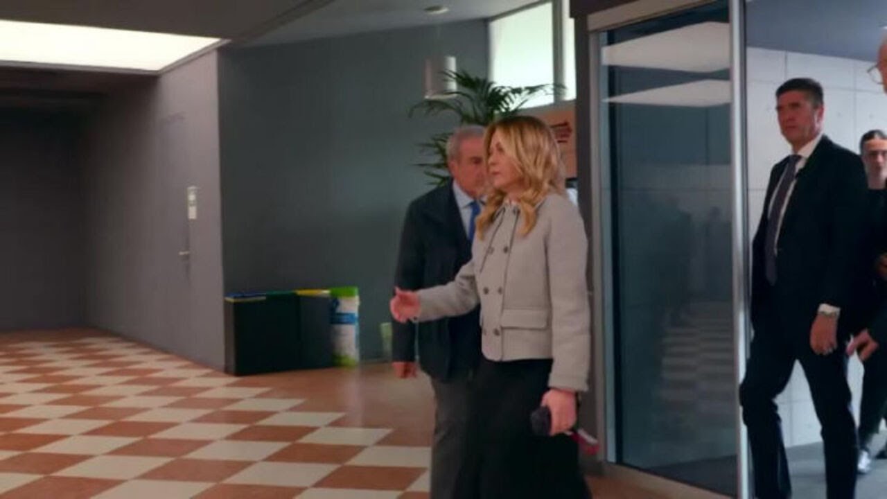 Bagno di folla, brindisi e selfie, la visita della premier Meloni al Vinitaly