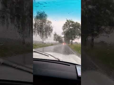 Regn o rusk, men vi är glada ändå 😃 Tyskt semesterväder o bilen blir ren. MB 200 W115 1975 😃