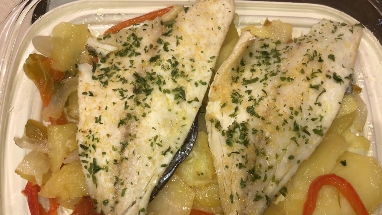 Dorada al horno sobre cama de patatas y verduras