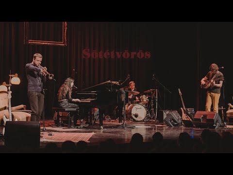 ZÓRA & Miles Jay – Sötétvörös (ft. Barabás Lőrinc) live at momkult