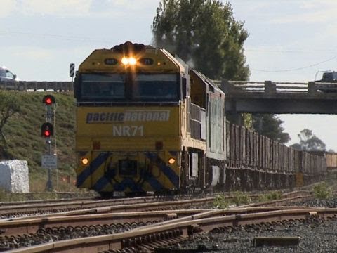 Steel Train in Australia - Pacific National Broad Gauge Railway - PoathTV
