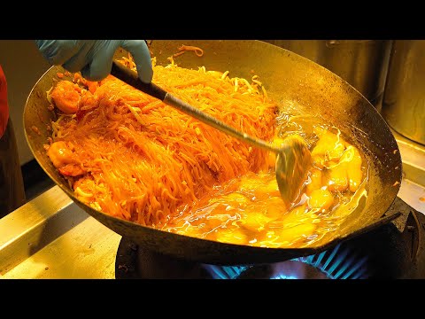 Master Chef's Wok Skills for Pad Thai - Thai Street Food